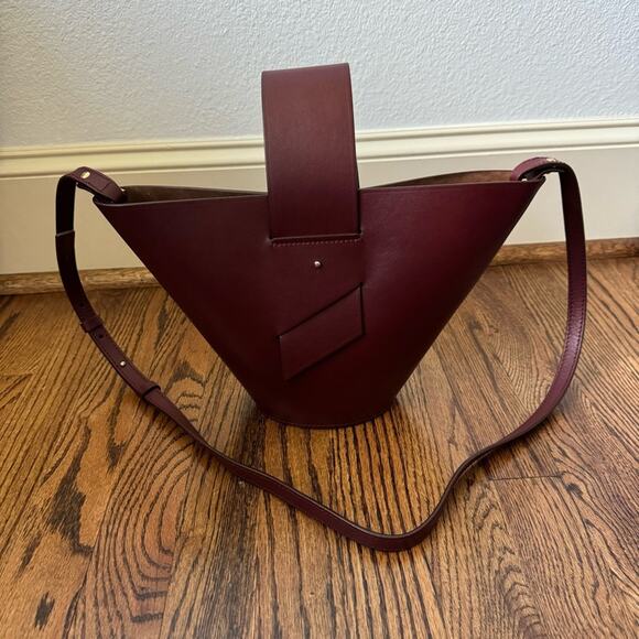 Carolina Santo Domingo Amphora Bucket Crossbody Wine - Picture 1 of 11